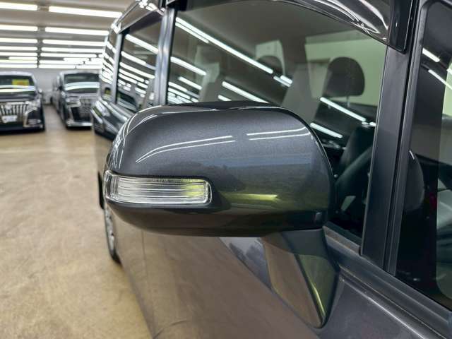 後部座席も気になるようなキズ・汚れやへたり等、大きなダメージはなく、良好な状態です。