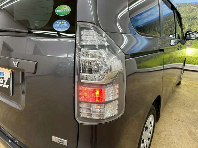 フロントシートは足元も広いです！乗り降りもしやすいですよ！写真では分かりにくい傷や汚れなど、気になる箇所があればいつでもお問い合わせください！