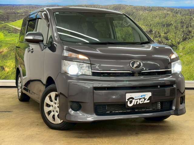 【純正ナビ】人気の純正ナビを装備しております。ナビの使いやすさはもちろん、オーディオ機能も充実！キャンプや旅行はもちろん、通勤や買い物など普段のドライブも楽しくなるはず♪