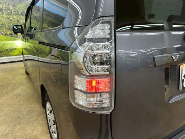 セカンドシートもこんなに広々してますよ！ゆったり座れますので同乗者の方にも喜ばれますね！遠方の方には写真や動画でも内装の状態をご覧いただけます♪