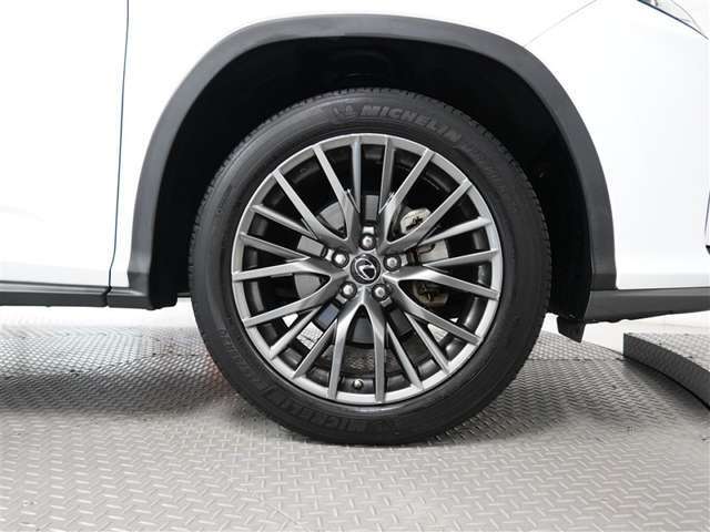 アルミホイールを装備、タイヤサイズは235/55R20です。