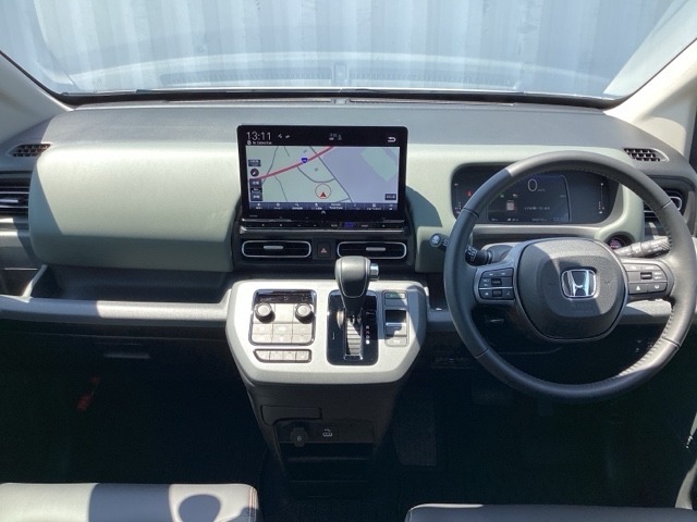 運転席周りです。カップホルダーや小物の収納などは必須ですよね！！使い勝手の良いつくりになっております！！