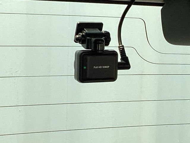 ドライブレコーダー付きです！！映像・音声などを記録する車載装置です。 もしもの事故の際の記録はもちろん、旅行の際の思い出としてドライブの映像を楽しむことができます！！