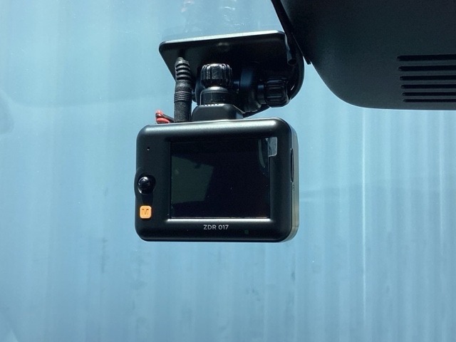 ドライブレコーダー付きです！！映像・音声などを記録する車載装置です。 もしもの事故の際の記録はもちろん、旅行の際の思い出としてドライブの映像を楽しむことができます！！