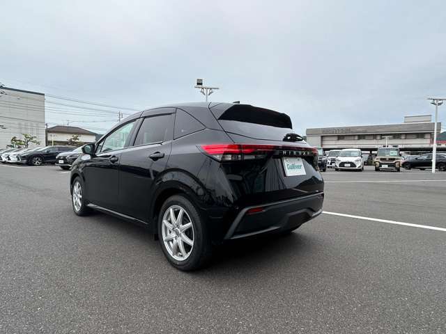 【左斜後】お車を左後ろから見るとこのような感じになります。テールランプやドアバイザー等装備品を確認できます。