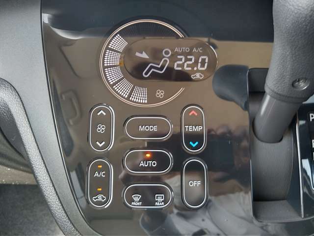タッチパネル式で凹凸が少ないのでお掃除もさっと一拭きの快適オートエアコン！暑い時・寒い時も設定した温度に車内を自動で調節。快適なドライブをサポートしてくれます♪