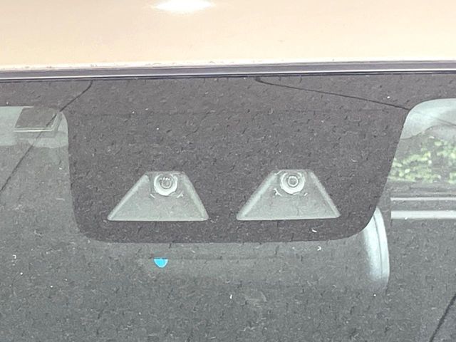 【スマートアシスト】走行中に前方の車両等を認識し、衝突しそうな時は警報とブレーキで衝突回避と被害軽減をアシスト。より安全にドライブをお楽しみいただけます。