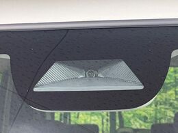 【ホンダセンシング】走行中に前方の車両等を認識し、衝突しそうな時は警報とブレーキで衝突回避と被害軽減をアシスト。より安全にドライブをお楽しみいただけます。