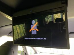 【14型有機ELフリップダウン】三列目からでも迫力のエンタメが観れる大画面フリップダウン。有機ELのモニターでは、一般的なフリップダウンよりも高コントラストでキレイな映像を楽しめます。