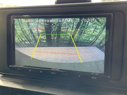 【バックカメラ】駐車時に後方がリアルタイム映像で確認できます。大型商業施設や立体駐車場での駐車時や、夜間のバック時に大活躍！運転スキルに関わらず、今や必須となった装備のひとつです！