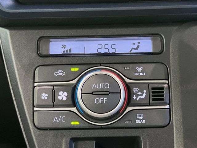 【オートエアコン】一度お好みの温度に設定すれば、車内の温度を検知し風量や温度を自動で調整。暑い…寒い…と何度もスイッチ操作をする必要はありません。快適な車内空間には必須の機能ですね♪
