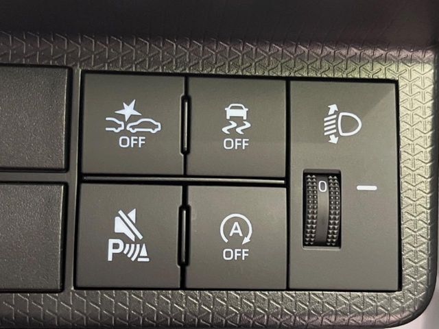 【スマートアシスト】走行中に前方の車両等を認識し、衝突しそうな時は警報とブレーキで衝突回避と被害軽減をアシスト。より安全にドライブをお楽しみいただけます。