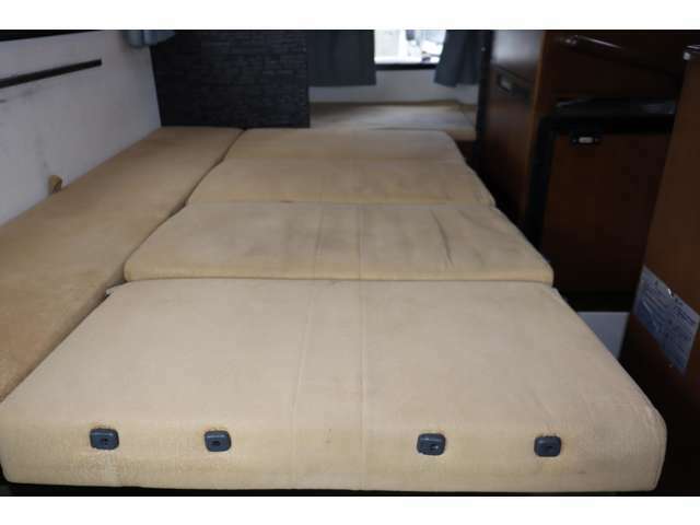 ダイネットはベッド展開可能です。　ベッドサイズは185cm×135cm程です。
