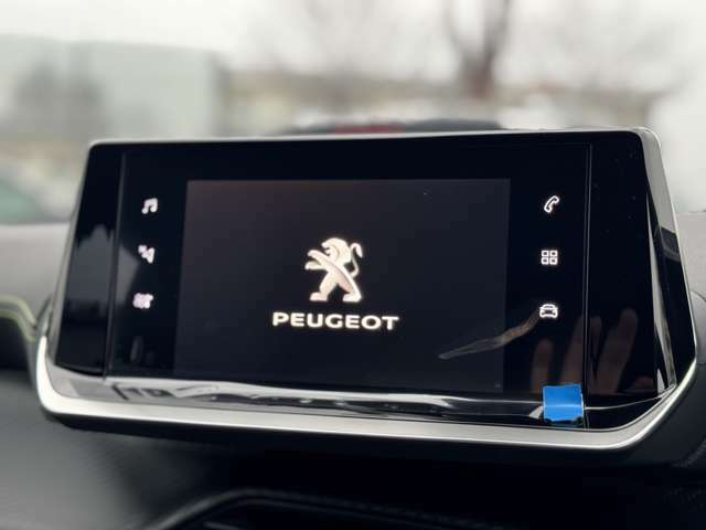 7インチのタッチスクリーンが備わっており、車両設定やエアコン、オーディオ操作もスクリーン上で行う方式となっております。