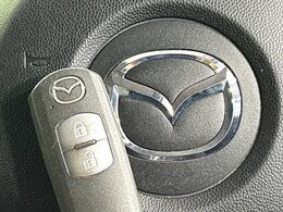 【アドバンストキー】カバンやポケットに入れたままでもドアの施錠・解錠が可能なスマートキーを装備。エンジンのオン・オフ時もカギを取り出す必要が無いからとっても便利です♪