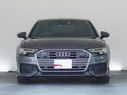 Audiデザインの特徴であるシングルフレームグリルが存在感を主張します。