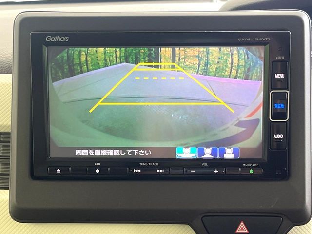 【バックカメラ】駐車時に後方がリアルタイム映像で確認できます。大型商業施設や立体駐車場での駐車時や、夜間のバック時に大活躍！運転スキルに関わらず、今や必須となった装備のひとつです！