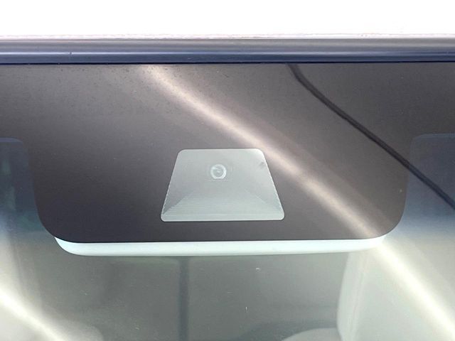 【ホンダセンシング】走行中に前方の車両等を認識し、衝突しそうな時は警報とブレーキで衝突回避と被害軽減をアシスト。より安全にドライブをお楽しみいただけます。