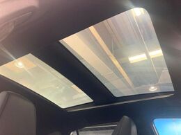 【調光パノラマルーフ】開放感たっぷりの希少装備、サンルーフが装着されています！車内に明かりを取り入れたり景色を楽しむ以外にも、車内の空気も簡単に換気できて快適です！