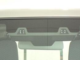 フロントガラス上部に設置された2つのカメラで歩行者や車を認識します。衝突の可能性がある場合、警告やブレーキのアシストをするのでより安全に運転していただけます。
