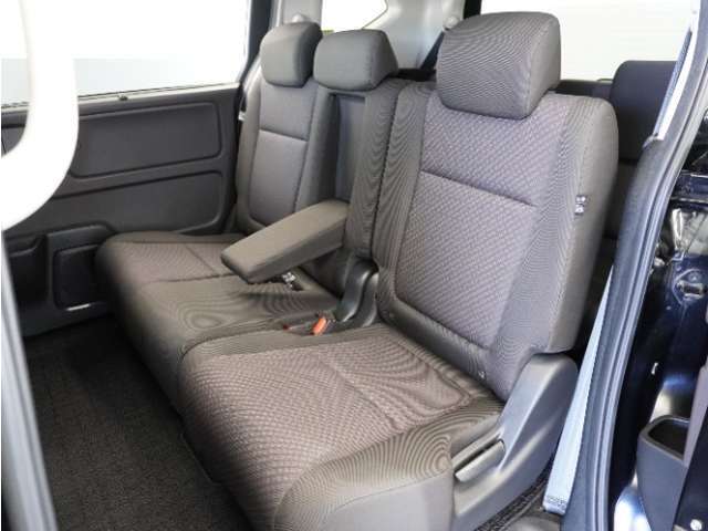 家族やご友人とBBQに行くとき、楽しさは道中の車内から始まっています！このベンチシートに座って、みんなで和気あいあい盛り上がりましょう！