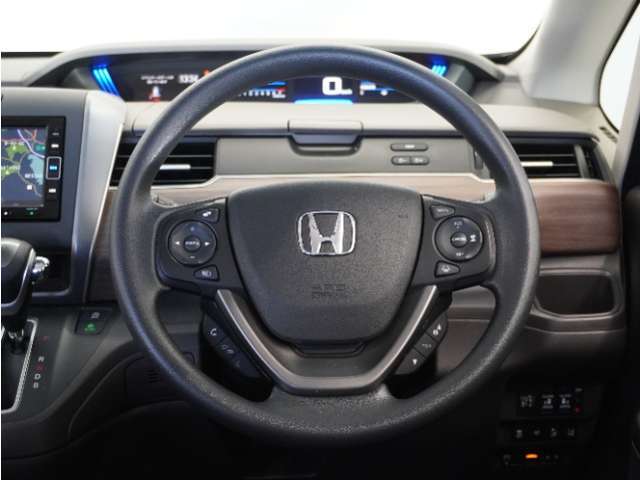 【Honda SENSING】 カメラ等装置で精度の高い検知能力を発揮、安全運転を支援します。ステアリング上のコントローラーに注目！