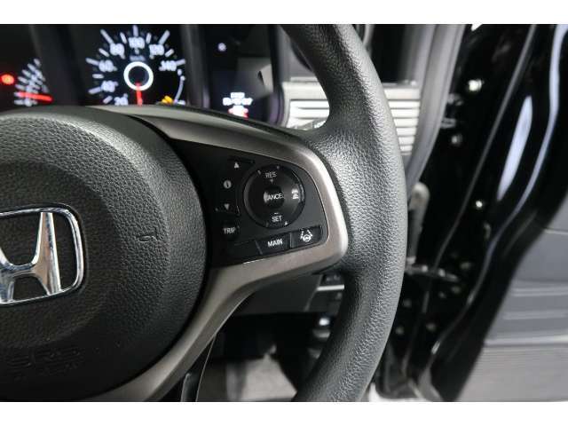 Hondaセンシングの機能のひとつ、アダプティブクルーズコントロール付！アクセルから足を離しても設定したスピードと前車との車間を保ち走行してくれます！車線維持もアシスト☆高速道路で疲労軽減ですね☆