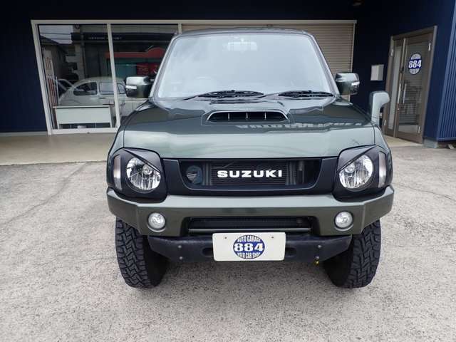SUZUKIジムニー☆丸見えを帯びた愛らしいデザイン性☆街乗りでも雰囲気があり、海や山などレジャーでも活躍☆悪路でも高い走行性☆カスタムでの高い自由度☆マイルドな顔つきでシーンを選ばない☆