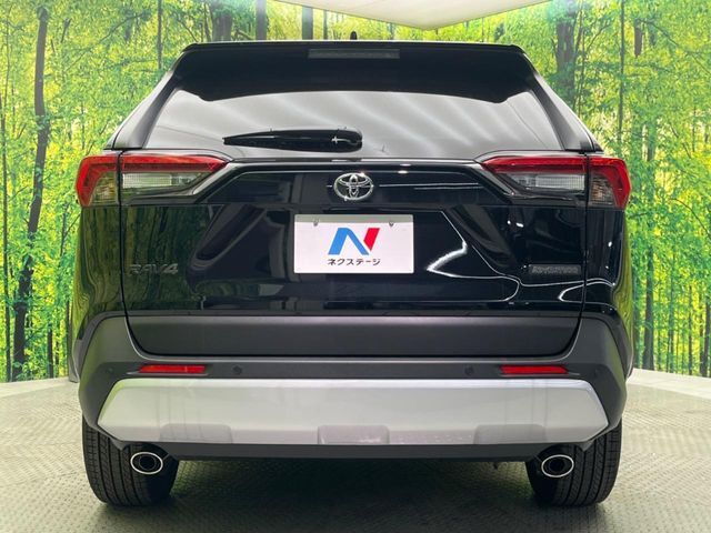 安心の最長10年・走行無制限保証（有償）をご用意。保証内容も充実はもちろん、無料点検＆オイル交換や、年中無休の全国・24時間ロードサービスも付帯されておりますのでご安心下さい。