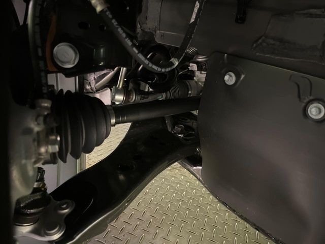 お車を安心してお乗りいただく為には、足回りの定期点検が欠かせません。サービスサポート（有償保証）では無料点検もご提供しており、安心のカーライフをお過ごしいただけるサポート体制が整っています。