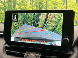 【バックカメラ】駐車時に後方がリアルタイム映像で確認できます。大型商業施設や立体駐車場での駐車時や、夜間のバック時に大活躍！運転スキルに関わらず、今や必須となった装備のひとつです！