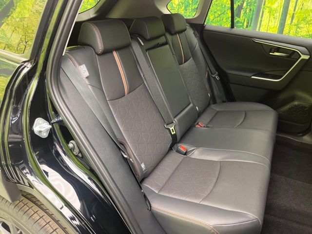 後部座席も気になるようなキズ・汚れやへたり等、大きなダメージはなく、良好な状態です。