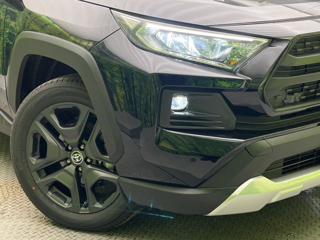 【LEDヘッドライト】悪天候や夜間走行時も良好な視界を確保し安心して運転できる高輝度LEDヘッドライトを装備！点灯速度が早く、消費電力も抑えられています。