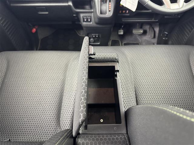 【グローブボックス】車検証ケースや、日頃使う小物類の収納に便利ですね！