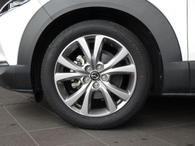 18インチ純正アルミホイールを装備。タイヤサイズは215/55R18となります。