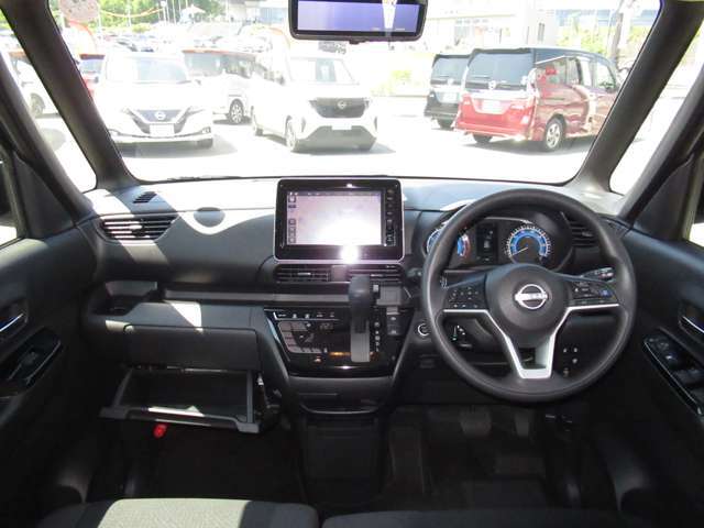 全方位で視界が広く運転がしやすいので女性の方にも人気のインテリアになっています！