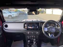 スタイルの統一感を演出する、ボディ同色のオーバーフェンダー＆ハードトップを標準装備。