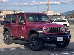 丸目ヘッドライトと7スロットグリルがJeepのアイデンティティーです。