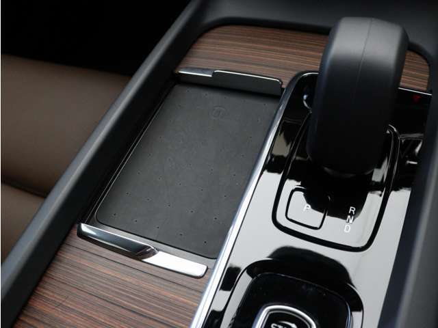 対応機種のスマートフォンを、トンネルコンソールの下のラバープレートに置いておくだけで充電可能。センターディスプレイの機能ビューを使用して、充電プレートのオンとオフを切り替えることができます。