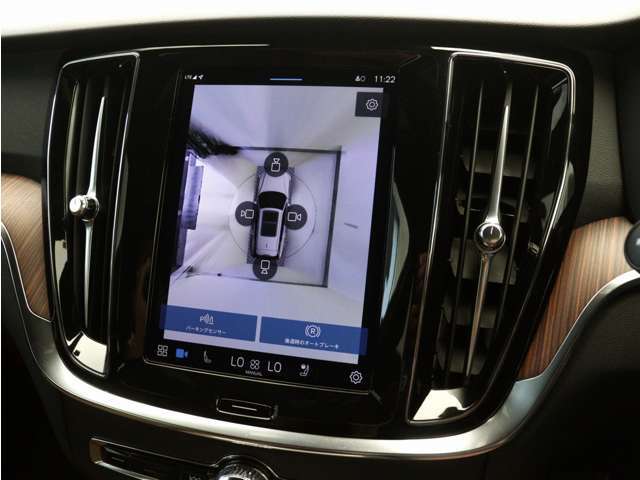 リアカメラによる後方の確認だけでなく、真上から見下ろすバードアイ映像を映し出す360度ビューカメラで、自車周辺の詳細な状況を確認できます。見通しが悪く狭い場所で車を取り回す際には心強い味方となります。