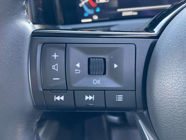 手元でナビの音量調整等が出来るのでナビの操作によるわき見運転を防止することが出来ます。