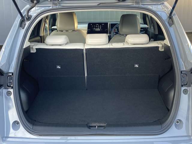 後部座席に座れる状態でも荷室はこれだけの広さがあるのでお出かけやお買い物にも重宝します。ついつい買い物しすぎても安心ですね♪