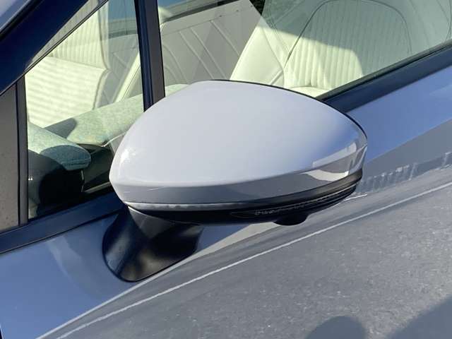 ウィンカードアミラー☆ライトの点滅で対向車、歩行者などに曲がることを知らせることができるので安心・安全につながりますね♪