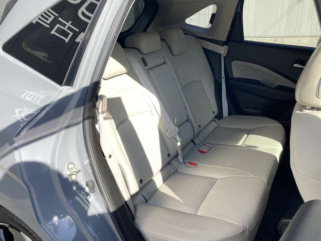 後部座席です。足元もゆったりとあります。