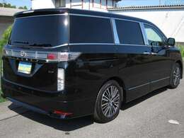 【VIP　2列仕様　特別装備】●4人乗り仕様●本革シート（ホワイト・ギャザー付専用色）●ツインサンルーフ（フロント、リヤ：電動チルトアップ＆スライド、UVカット断熱機能付プライバシーガラス）