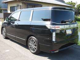 ●ハンガーフック（セカンド左右シートサイド）●フロアカーペット【オーテック扱いメーカーオプション装備】●キャビネット（マガジンラック、時計、アッパーボックス収納、大型収納、LEDダウンライト付）