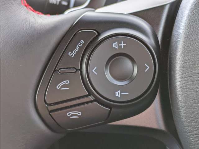 【ステアリングスイッチ】オーディオのボリュームの調節や、ラジオのチャンネルの変更、電話の受け取りなどを可能にします。運転中に目線を下げずに操作可能です。