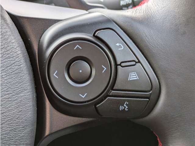 【ステアリングスイッチ】オーディオのボリュームの調節や、ラジオのチャンネルの変更、電話の受け取りなどを可能にします。運転中に目線を下げずに操作可能です。