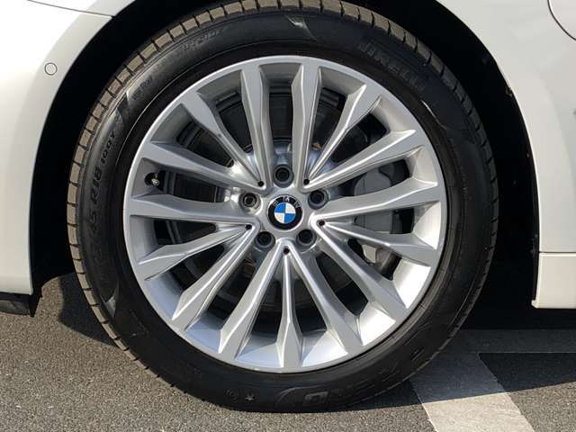 BMW純正18インチホイール。洗練されたデザインで、足元の個性を引き立てます。