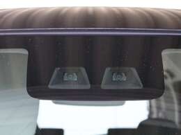 前方の車両等障害物を認識し、追突の危険性が高まったら音や警告灯などで警告し、さらに危険性が高まると自動的にブレーキが作動して衝突回避と被害軽減をアシスト。